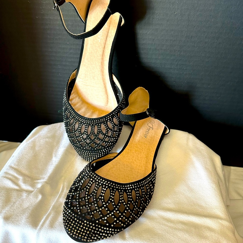 Flat black shoes